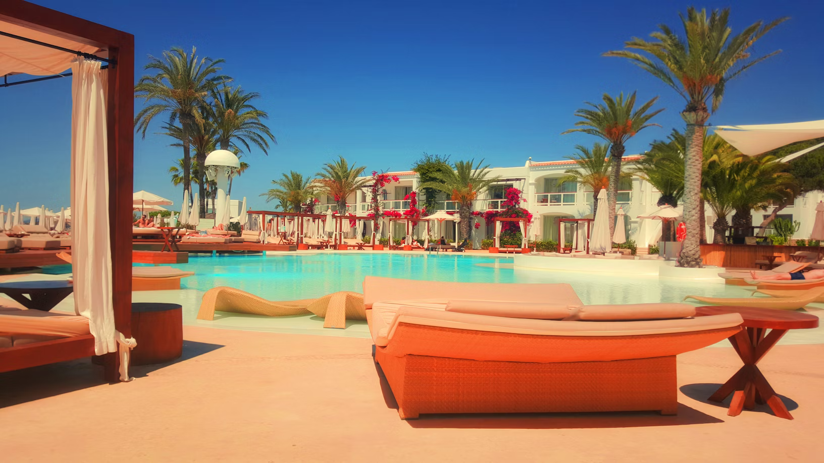 Luxury by the Shore: Hotels That Blend Comfort, Nature, and Views